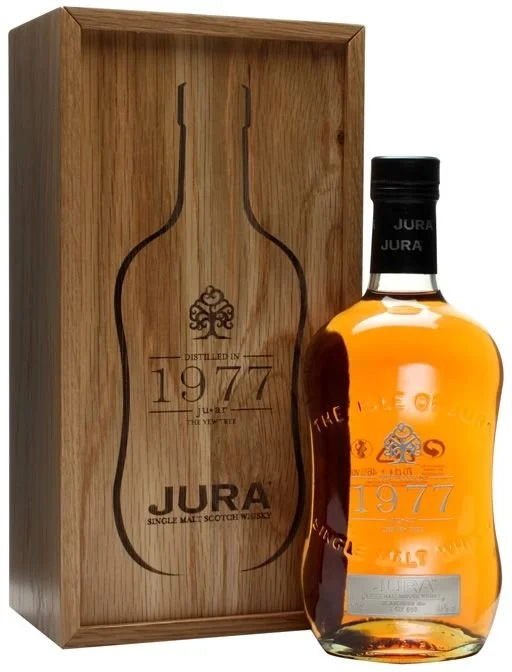 Jura 1977 0,7l 46% L.E. Dřevěný box / Rok lahvování 2012
